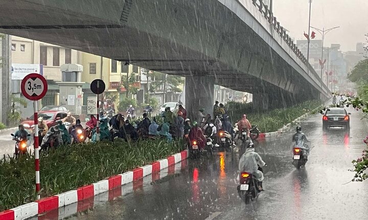 Hà Nội bắt đầu mưa dông, cảnh báo tố, lốc, sét, mưa đá do siêu bão Yagi 